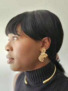 gold flower stud earrings